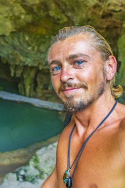 Gezgin ve turist rehberi, Puerto Aventuras Quintana Roo Mexico 'daki Santuario de los guerreros' taki muhteşem mavi turkuaz suyu ve kireçtaşı mağarası çukurunda..