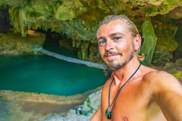 Gezgin ve turist rehberi, Puerto Aventuras Quintana Roo Mexico 'daki Santuario de los guerreros' taki muhteşem mavi turkuaz suyu ve kireçtaşı mağarası çukurunda..