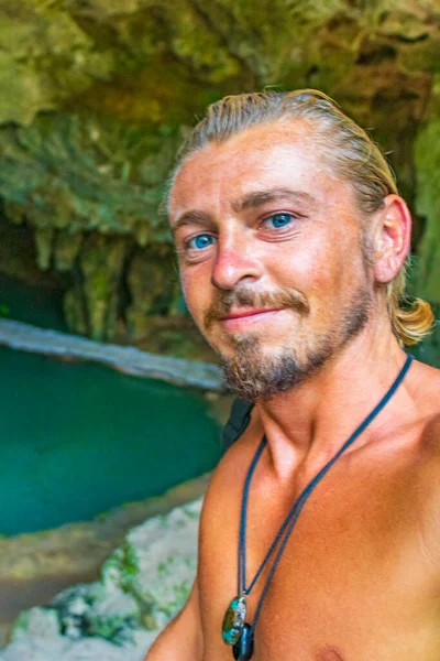 Gezgin ve turist rehberi, Puerto Aventuras Quintana Roo Mexico 'daki Santuario de los guerreros' taki muhteşem mavi turkuaz suyu ve kireçtaşı mağarası çukurunda..