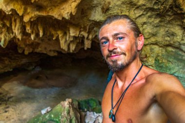 Gezgin ve turist rehberi, Puerto Aventuras Quintana Roo Mexico 'daki Santuario de los guerreros' taki muhteşem mavi turkuaz suyu ve kireçtaşı mağarası çukurunda..