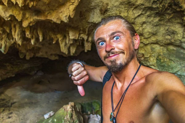 Gezgin ve turist rehberi, Puerto Aventuras Quintana Roo Mexico 'daki Santuario de los guerreros' taki muhteşem mavi turkuaz suyu ve kireçtaşı mağarası çukurunda..