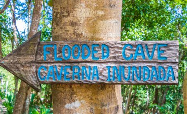 Muyil Meksika 04. Şubat 2022 Bilgi giriş patikaları ve Puerto Aventuras Quintana Roo Mexico 'daki Santuario de los gereros' a hoş geldiniz..