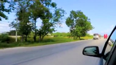 Tulum Meksika 02. Şubat 2022 Tipik renkli sokak yolu ve şehir manzarası üzerinden Meksika 'da Tulum' da palmiye ağaçları ve restoranlar trafiği.