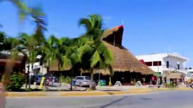 Tulum Meksika 02. Şubat 2022 Tipik renkli sokak yolu ve şehir manzarası üzerinden Meksika 'da Tulum' da palmiye ağaçları ve restoranlar trafiği.