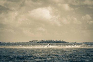 Muyil Meksika 02. Şubat 2022 Tropikal Orman Ormanı 'ndaki Muyil Gölüne manzaralı eski siyah beyaz manzara Sian Ka' an Ulusal Parkı 'ndaki Muyil Chunyaxche Meksika.