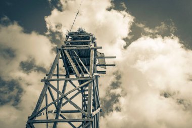Sian Ka 'an Ulusal Parkı' nın tropikal orman ormanı Muyil Ka 'an Ulusal Parkı' ndaki Muyil Lagoon manzaralı ahşap bir kulenin eski siyah beyaz resmi..