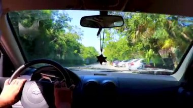 Tulum Meksika 02. Şubat 2022 Renkli cadde yolu ve şehir manzarası üzerinde plaja yürürken Meksika 'da palmiye ağaçları ve Tulum restoranları trafiği.