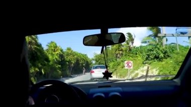 Tulum Meksika 02. Şubat 2022 Renkli cadde yolu ve şehir manzarası üzerinde plaja yürürken Meksika 'da palmiye ağaçları ve Tulum restoranları trafiği.