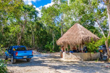 Quintana Roo Meksika 04. Şubat 2022 'de, Puerto Aventuras Quintana Roo Mexico' daki muhteşem mavi turkuaz su ve kireçtaşı mağarası çöküntüsü Tajma ha Tajmaha 'da..