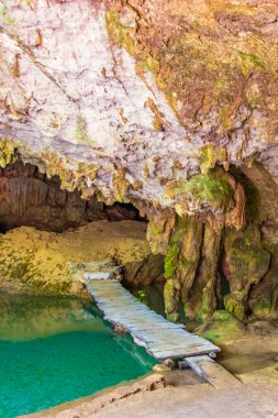 Puerto Aventuras Quintana Roo Mexico 'daki Santuario de los guerreros' taki inanılmaz mavi turkuaz su ve kireçtaşı mağarası çöküntüsü..