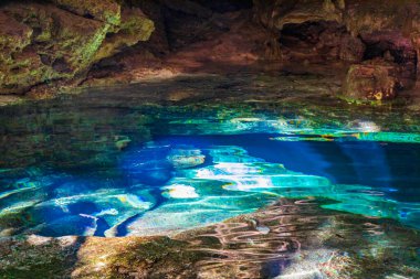 İnanılmaz mavi turkuaz su ve kireçtaşı mağarası çöküntüsü Puerto Aventuras Quintana Roo Mexico 'da Tajma ha Tajmaha' yı sahneledi..