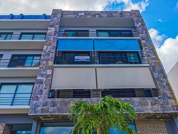 Playa del Carmen Meksika 05. Nisan 2022 Tipik sokak yolu ve şehir manzarası Luis Donaldo Colosio Playa del Carmen 'in balkonları, binaları ve apartmanları Meksika' da.