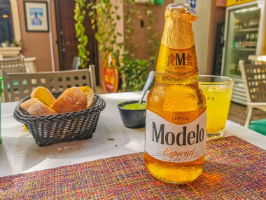 Playa del Carmen Meksika 01. Nisan 2022 Modelo bira şişesi Playa del Carmen Quintana Roo Meksika 'daki PapaCharly Papa Charly restoranında yemek ve içecek..