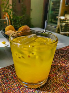 Playa del Carmen Quintana Roo Mexico 'daki PapaCharly Papa Charly restoranında bir bardak meyve suyu ve yiyecek..