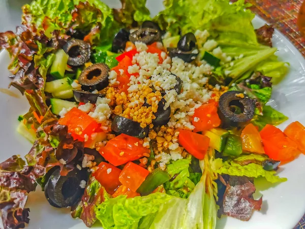 Playa del Carmen Quintana Roo Mexico 'daki PapaCharly Papa Charly restoranında sağlıklı salata ve içecek tabağı..