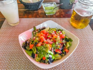 Playa del Carmen Quintana Roo Mexico 'daki PapaCharly Papa Charly restoranında sağlıklı salata ve içecek tabağı..