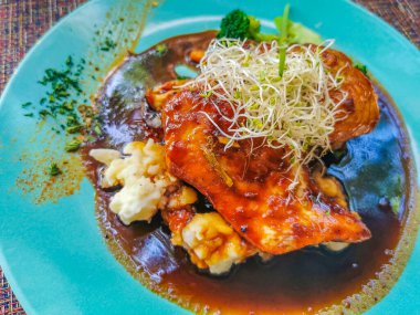 Playa del Carmen Quintana Roo Mexico 'daki PapaCharly Papa Charly restoranında bir tabak sağlıklı tavuk püresi ve salata..