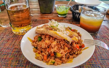 Playa del Carmen Quintana Roo Meksika 'daki PapaCharly Papa Charly restoranında Corona bira şişesi ekmek suyu ve içecek..