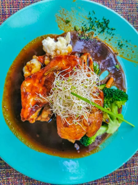 Playa del Carmen Quintana Roo Mexico 'daki PapaCharly Papa Charly restoranında bir tabak sağlıklı tavuk püresi ve salata..