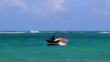 Şaşırtıcı ve güzel Karayip kıyıları ve turkuaz su dalgaları ve Quintana Roo Mexico 'daki Tulum tekneleri ile sahil manzarası.