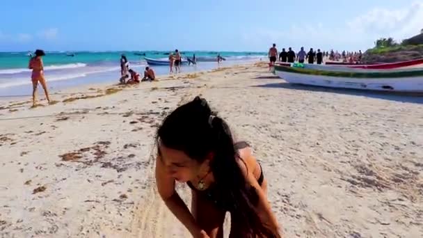 Tulum Mexa 2022年2月素晴らしいと美しいカリブ海の海岸とビーチパノラマビューでセクシーな女性ターコイズブルーの水の人々とキンタナ メキシコのトゥルムのボート — ストック動画
