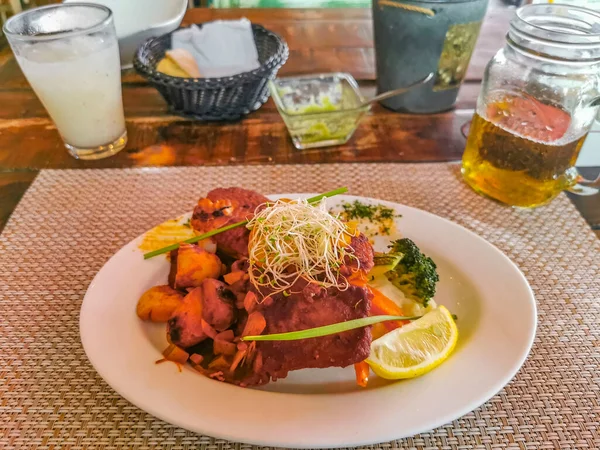 Plate Healthy Fish Potato Lemon Salad Food Drink Restaurant Papacharly — Stockfoto