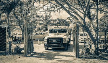 Muyil Meksika 02. Şubat 2022 Muyil Chunyaxche Quintana Roo Meksika 'daki bir güvenlik nakit para nakil kamyonunun eski siyah beyaz resmi.