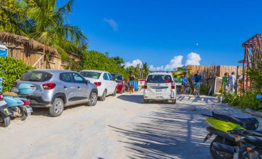 Tulum Meksika 02. Şubat 2022 Sandy yolu Karayipler 'in muhteşem ve güzel sahil ve sahil girişine giriş. Panorama manzaralı turkuaz su insanları ve Quintana Roo Mexico' daki Tulum 'un park edilmiş arabaları..