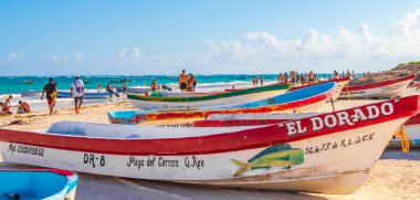 Tulum Meksika 02. Şubat 2022 Quintana Roo Mexico 'da turkuaz su dalgaları ve Tulum tekneleri ile inanılmaz ve güzel Karayip kıyıları ve sahil manzarası.