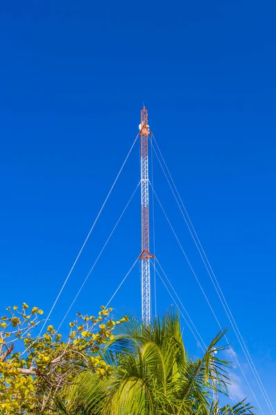Červená Bílá Věž Modrou Oblohou Pozadí Záření Nás Zabíjí Tulum — Stock fotografie
