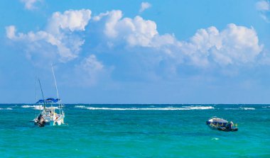 Tulum Meksika 02. Şubat 2022 Quintana Roo Mexico 'da turkuaz su dalgaları ve Tulum tekneleri ile inanılmaz ve güzel Karayip kıyıları ve sahil manzarası.