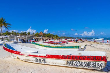 Tulum Meksika 02. Şubat 2022 Quintana Roo Mexico 'da turkuaz su dalgaları ve Tulum tekneleri ile inanılmaz ve güzel Karayip kıyıları ve sahil manzarası.