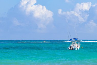 Tulum Meksika 02. Şubat 2022 Quintana Roo Mexico 'da turkuaz su dalgaları ve Tulum tekneleri ile inanılmaz ve güzel Karayip kıyıları ve sahil manzarası.