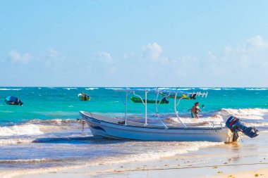 Tulum Meksika 02. Şubat 2022 Quintana Roo Mexico 'da turkuaz su dalgaları ve Tulum tekneleri ile inanılmaz ve güzel Karayip kıyıları ve sahil manzarası.
