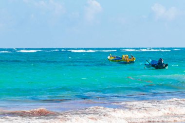 Tulum Meksika 02. Şubat 2022 Quintana Roo Mexico 'da turkuaz su dalgaları ve Tulum tekneleri ile inanılmaz ve güzel Karayip kıyıları ve sahil manzarası.