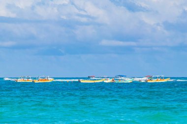 Tulum Meksika 02. Şubat 2022 Quintana Roo Mexico 'da turkuaz su dalgaları ve Tulum tekneleri ile inanılmaz ve güzel Karayip kıyıları ve sahil manzarası.