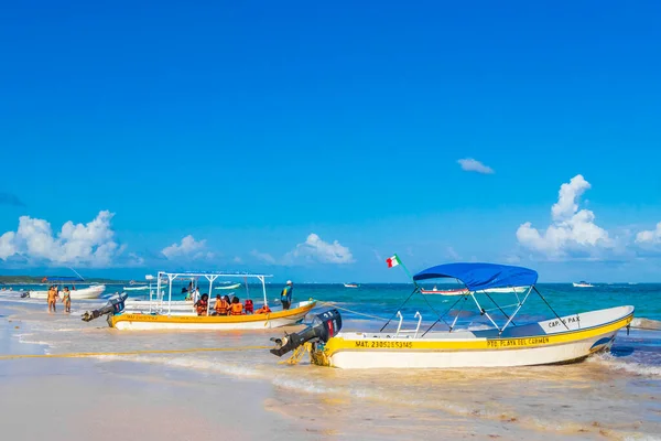 Tulum Mexico 2022年2月墨西哥金塔纳罗奥岛美丽迷人的驯鹿海岸和海滩全景 碧绿的水波和郁金香船映衬 — 图库照片