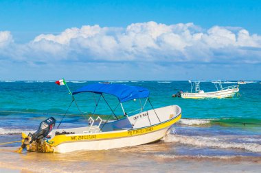 Tulum Meksika 02. Şubat 2022 Quintana Roo Mexico 'da turkuaz su dalgaları ve Tulum tekneleri ile inanılmaz ve güzel Karayip kıyıları ve sahil manzarası.