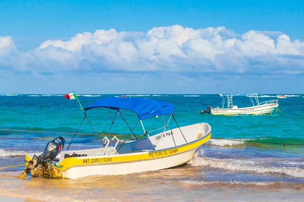 Tulum Meksika 02. Şubat 2022 Quintana Roo Mexico 'da turkuaz su dalgaları ve Tulum tekneleri ile inanılmaz ve güzel Karayip kıyıları ve sahil manzarası.