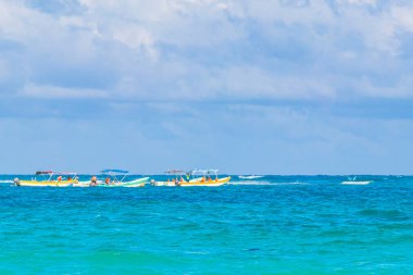 Tulum Meksika 02. Şubat 2022 Quintana Roo Mexico 'da turkuaz su dalgaları ve Tulum tekneleri ile inanılmaz ve güzel Karayip kıyıları ve sahil manzarası.
