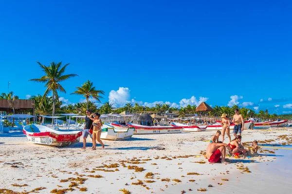 Tulum Meksika 02. Şubat 2022 Quintana Roo Mexico 'da turkuaz su insanları ve Tulum tekneleri ile inanılmaz ve güzel Karayip kıyıları ve sahil manzarası.