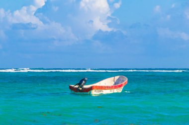 Tulum Meksika 02. Şubat 2022 Quintana Roo Mexico 'da turkuaz su dalgaları ve Tulum tekneleri ile inanılmaz ve güzel Karayip kıyıları ve sahil manzarası.