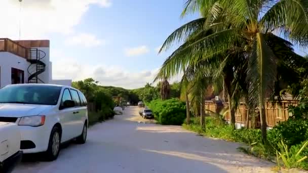 Tulum Mexa 2022年2月素晴らしいと美しいカリブ海沿岸とパノラマビューを持つビーチへのサンディ ウェイ パスの入り口ターコイズブルーの水の人々とキンタナ メキシコのトゥルムの駐車車 — ストック動画
