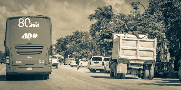 Tulum Mexa 2022年2月メキシコのトゥルムの典型的な道路や街並みにトラックダンプトラックや他の産業車両の古い黒と白の画像 — ストック写真