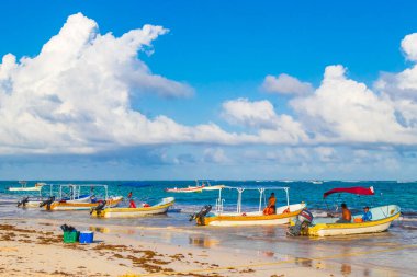 Tulum Meksika 02. Şubat 2022 Quintana Roo Mexico 'da turkuaz su dalgaları ve Tulum tekneleri ile inanılmaz ve güzel Karayip kıyıları ve sahil manzarası.