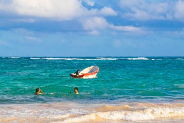 Tulum Meksika 02. Şubat 2022 Quintana Roo Mexico 'da turkuaz su dalgaları ve Tulum tekneleri ile inanılmaz ve güzel Karayip kıyıları ve sahil manzarası.