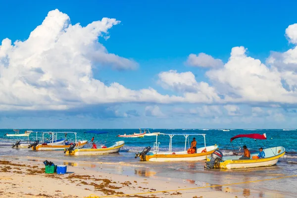 Tulum Meksika 02. Şubat 2022 Quintana Roo Mexico 'da turkuaz su dalgaları ve Tulum tekneleri ile inanılmaz ve güzel Karayip kıyıları ve sahil manzarası.