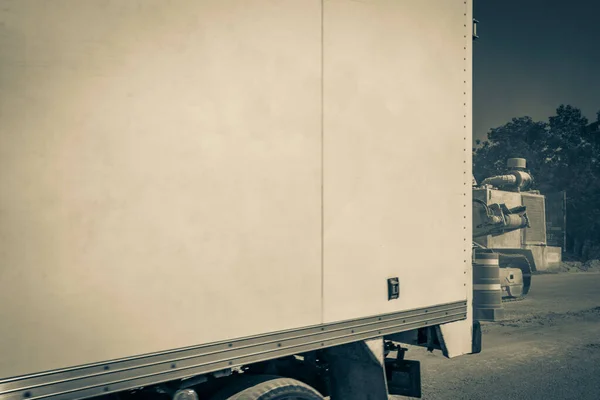 Вантажівка Інші Промислові Транспортні Засоби Порожнім Простором Реклами Типовій Вуличній — стокове фото