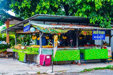 Koh Samui Tayland 26 numara. Mayıs 2018 Marketler, restoranlar, arabalar ve Surat Thani Tayland 'daki Koh Samui Adası' ndaki Bo Phut 'ta insanlar..