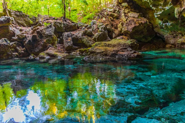 İnanılmaz mavi turkuaz su ve kireçtaşı mağara çukuru. Chemuyil Quintana Roo Mexico 'da..
